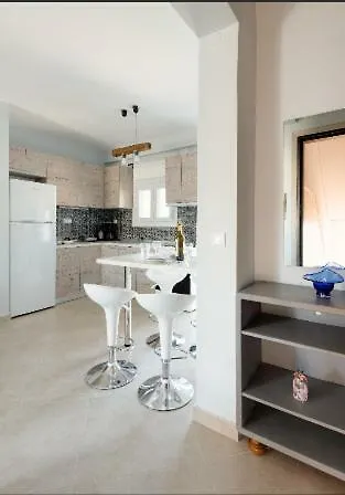 アパート Bright Spacious Two-bedroom テッサロニキ